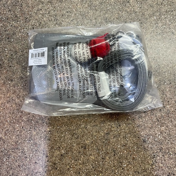 🆕 Vera Bradley Peanuts Zip ID Lanyard in Snoopy and Woodstock Sled - Picture 4 of 5